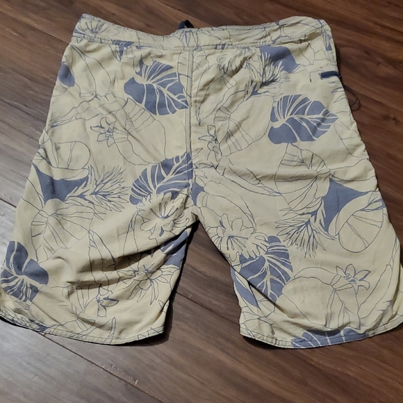 Patagonia Men's Floral Tan and Gray Board Shorts - Picture 6 of 6